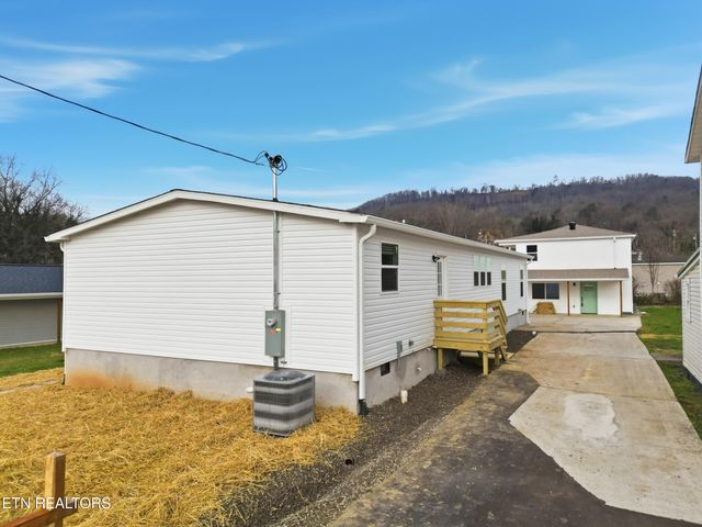 729 Siluria St, Harriman, TN 37748