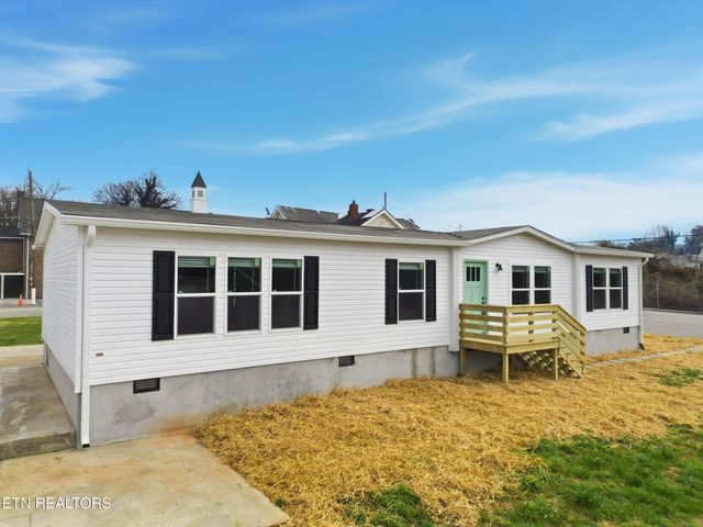 729 Siluria St, Harriman, TN 37748