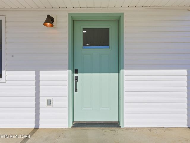 729 Siluria St, Harriman, TN 37748