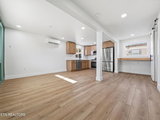 729 Siluria St, Harriman, TN 37748