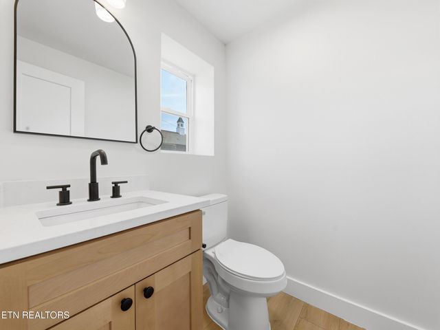 729 Siluria St, Harriman, TN 37748