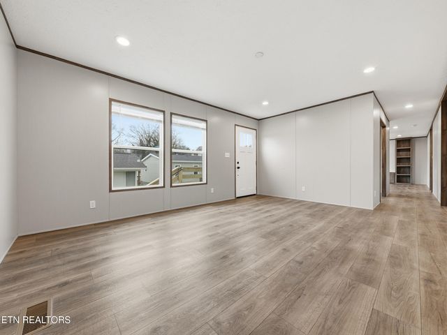 729 Siluria St, Harriman, TN 37748