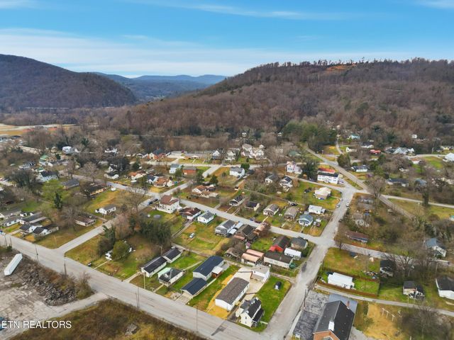 729 Siluria St, Harriman, TN 37748