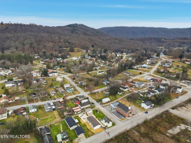 729 Siluria St, Harriman, TN 37748