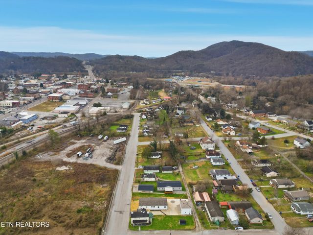 729 Siluria St, Harriman, TN 37748