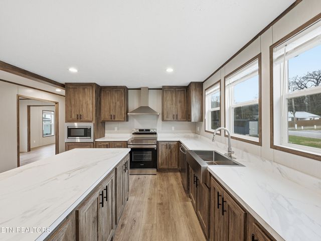 729 Siluria St, Harriman, TN 37748