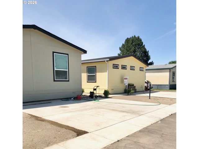 1025 S 6th 82, Harrisburg, OR 97446