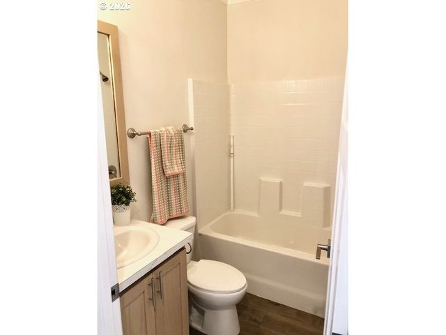 1025 S 6th 82, Harrisburg, OR 97446