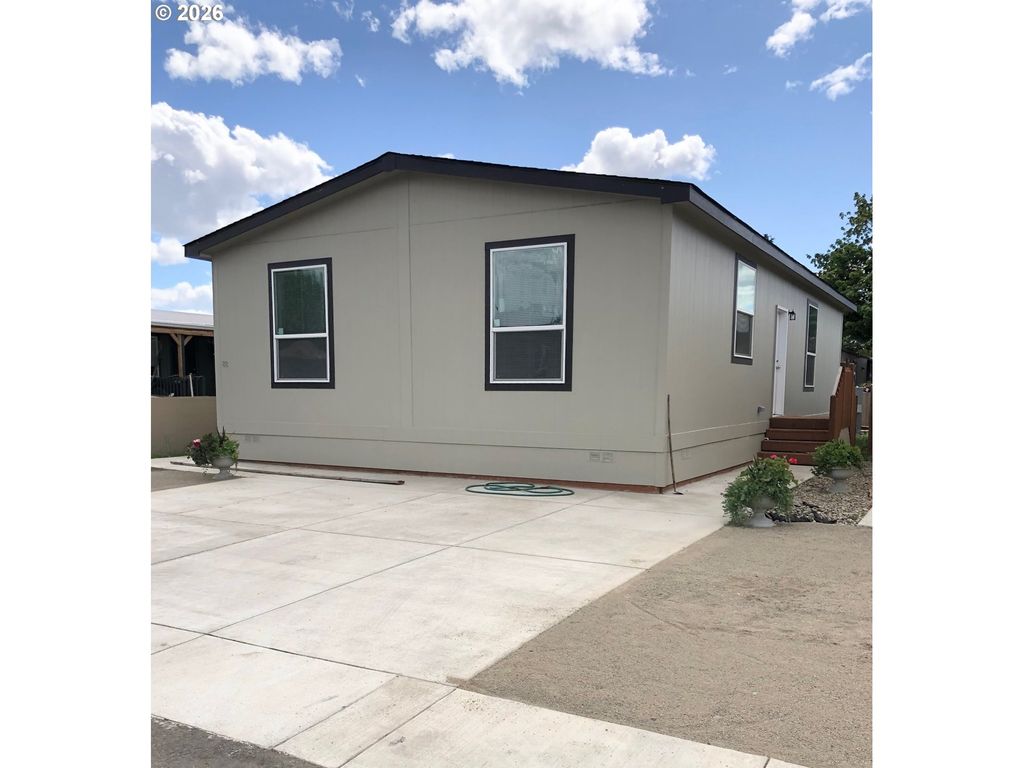 1025 S 6th 82, Harrisburg, OR 97446