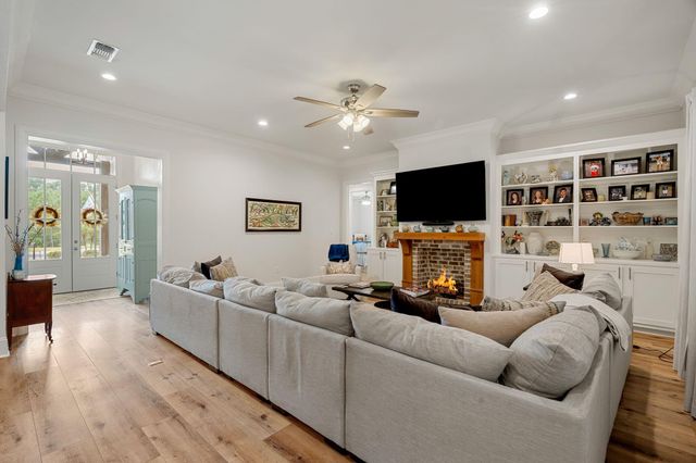 12 Pinehill, Hattiesburg, MS 39402