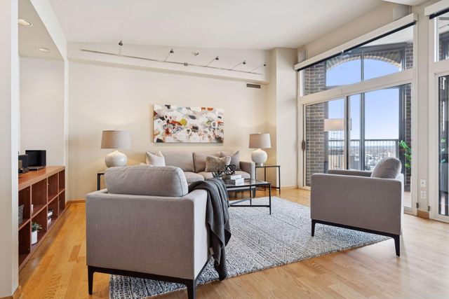 1201 Yale Place 2009, Minneapolis, MN 55403