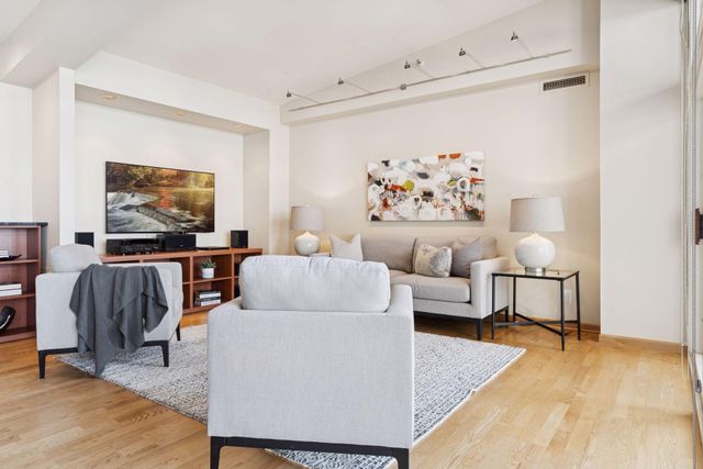 1201 Yale Place 2009, Minneapolis, MN 55403