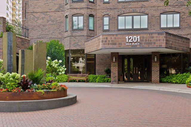 1201 Yale Place 2009, Minneapolis, MN 55403