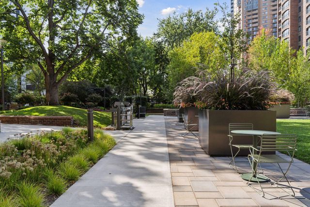 1201 Yale Place 2009, Minneapolis, MN 55403