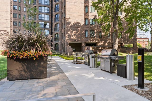 1201 Yale Place 2009, Minneapolis, MN 55403