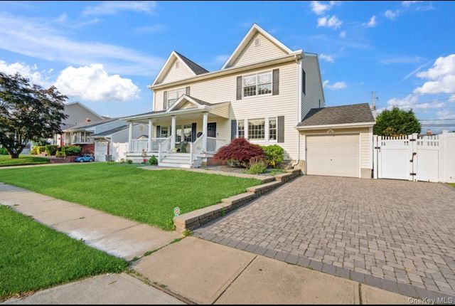47 Syosset Circle, Syosset, NY 11791