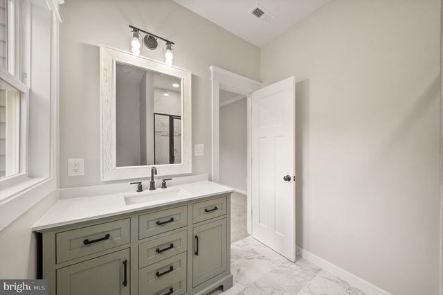 8020 PINNACLE RIDGE DR, Manassas, VA 20112