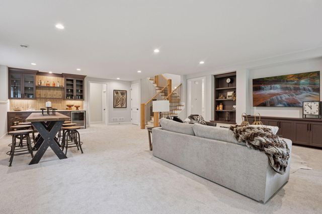 592 Harbor Court, Shoreview, MN 55126