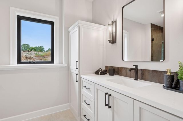 592 Harbor Court, Shoreview, MN 55126