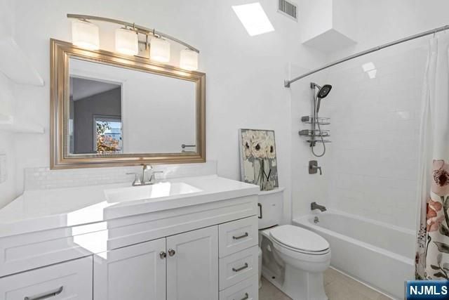 2480 6th Street A, Fort Lee, NJ 07024
