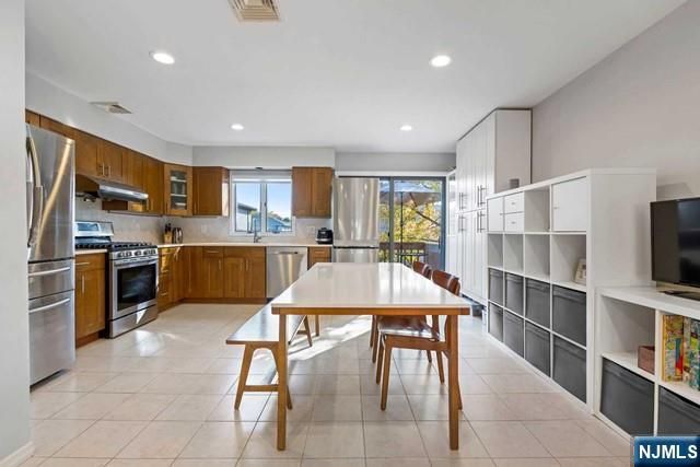 2480 6th Street A, Fort Lee, NJ 07024
