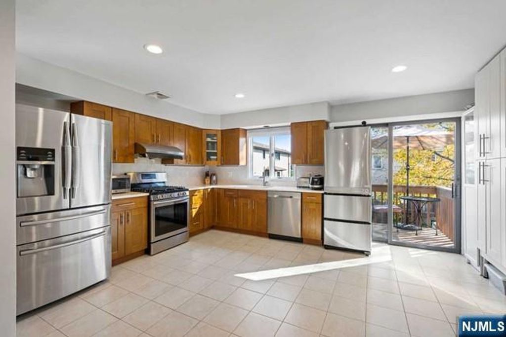 2480 6th Street A, Fort Lee, NJ 07024