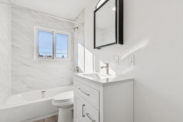 2413 Country Lane, Mchenry, IL 60051