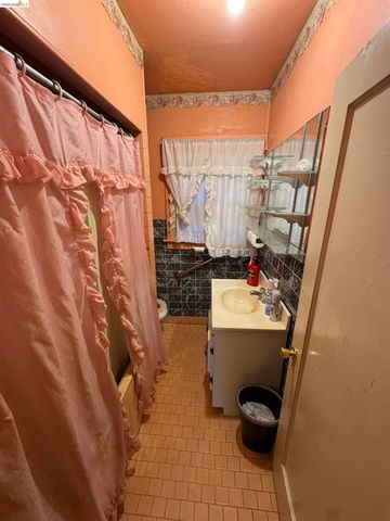 2233 85th Ave, Oakland, CA 94605