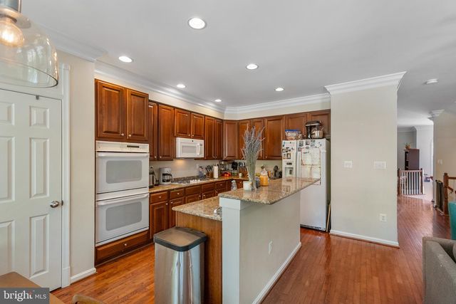 102 LOUNSBURY PL, Falls Church, VA 22046