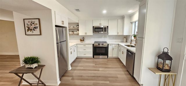 724 Country Place Drive E, Houston, TX 77079