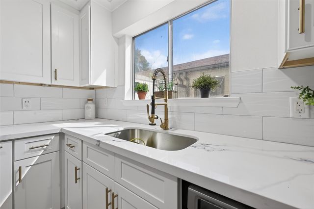 724 Country Place Drive E, Houston, TX 77079