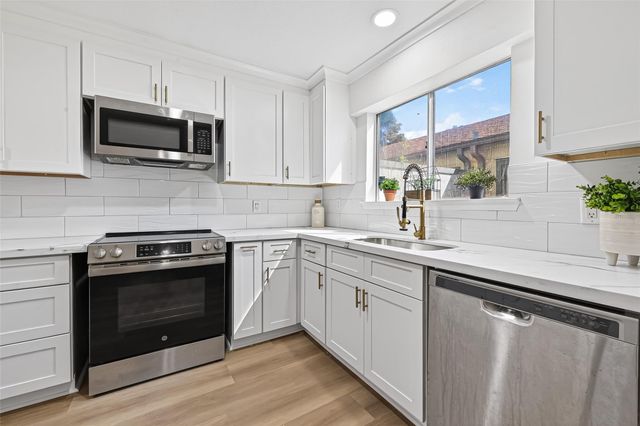 724 Country Place Drive E, Houston, TX 77079