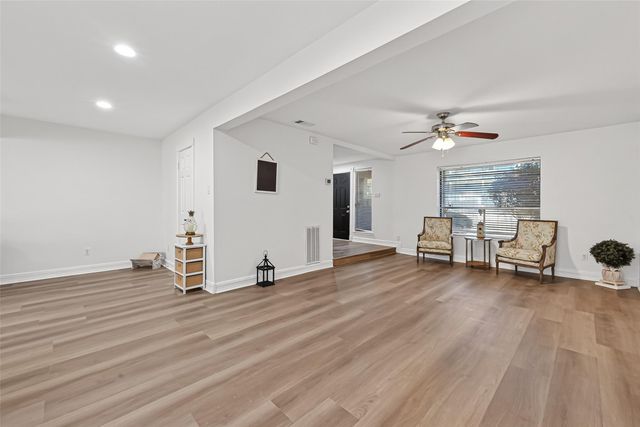 724 Country Place Drive E, Houston, TX 77079