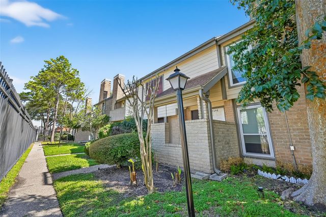 724 Country Place Drive E, Houston, TX 77079