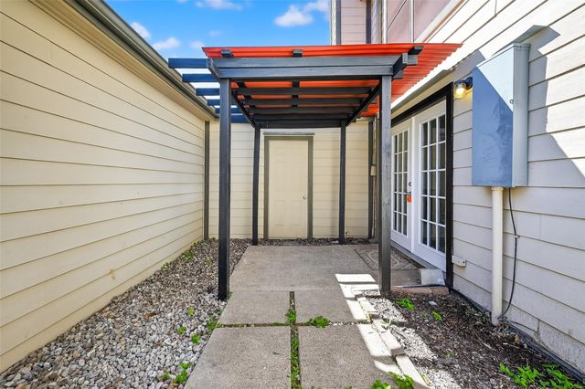 724 Country Place Drive E, Houston, TX 77079