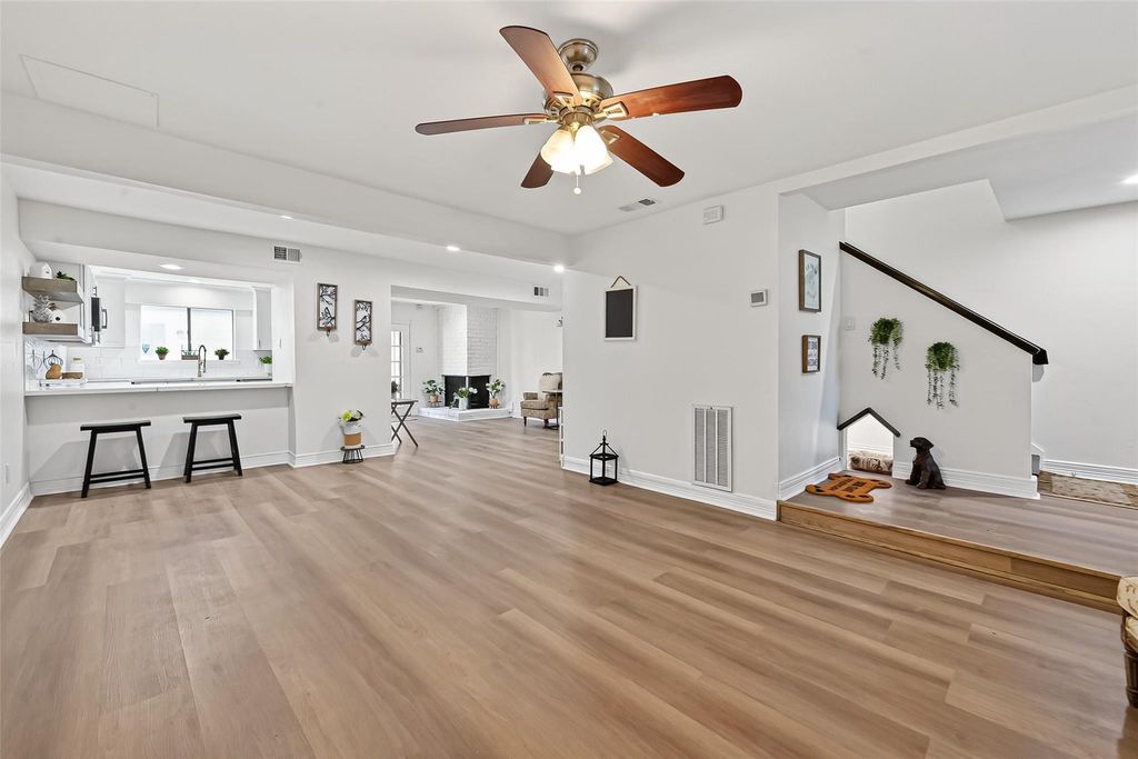 724 Country Place Drive E, Houston, TX 77079