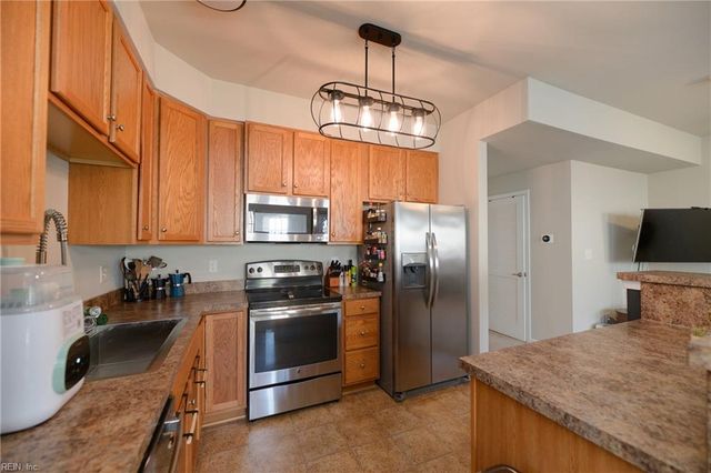 105 Hale CIR, Yorktown, VA 23690