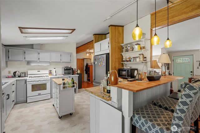 3036 Emerald Crescent Court, Camano Island, WA 98282