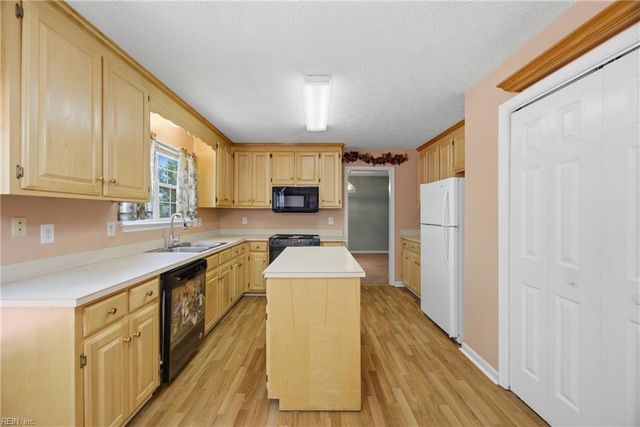 202 Vixen CT, Yorktown, VA 23693
