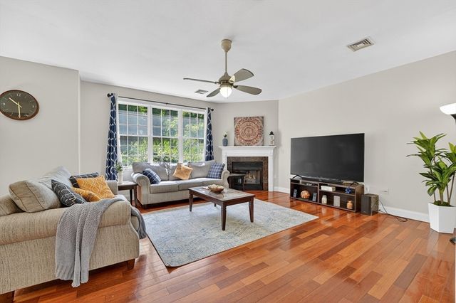 15 Evergreen Cir 15, Canton, MA 02021