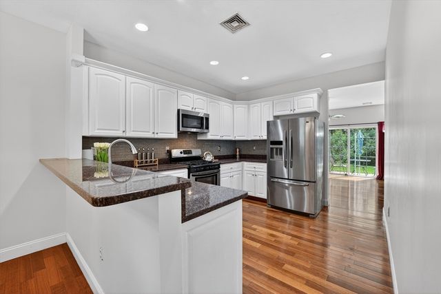 15 Evergreen Cir 15, Canton, MA 02021