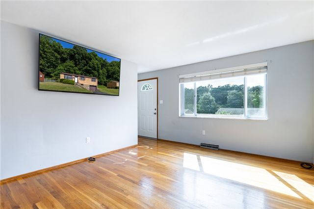 152 Black Hills Rd, Plum Boro, PA 15239