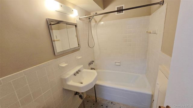 8900 170 Street 1N, Jamaica, NY 11432