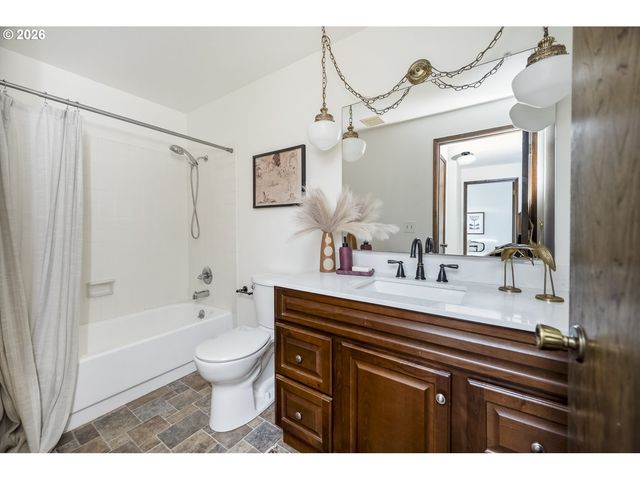 6703 PARTRIDGE Cir, Gladstone, OR 97027