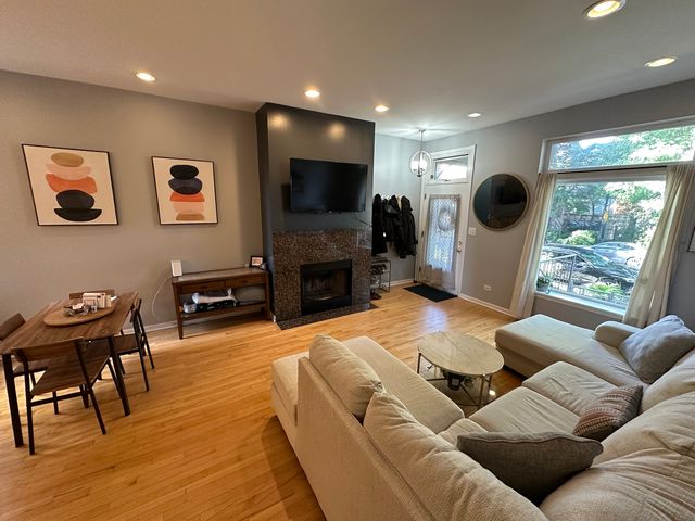 957 W Montana Street 1W, Chicago, IL 60614