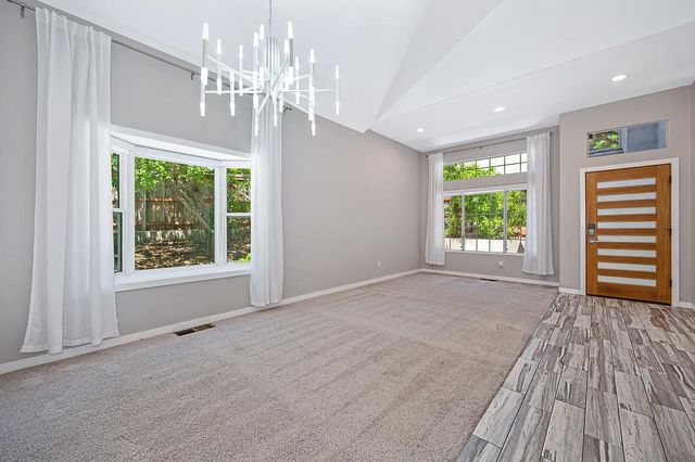 1050 Fox Run Ct, Auburn, CA 95603