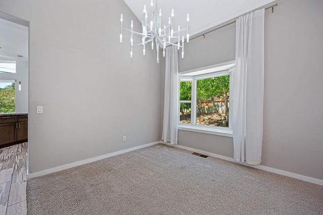 1050 Fox Run Ct, Auburn, CA 95603