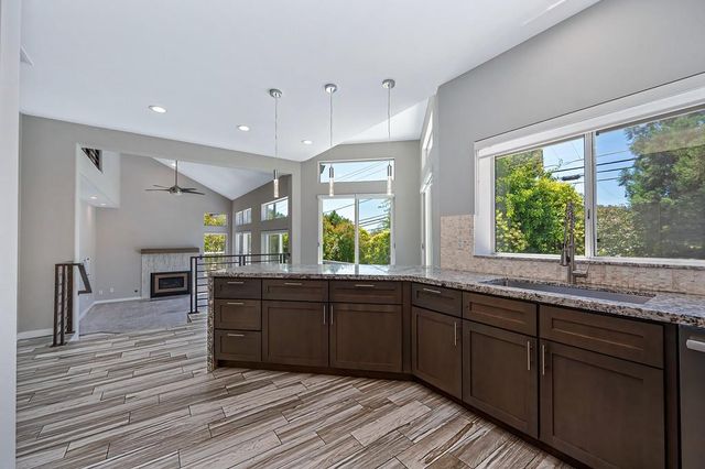 1050 Fox Run Ct, Auburn, CA 95603