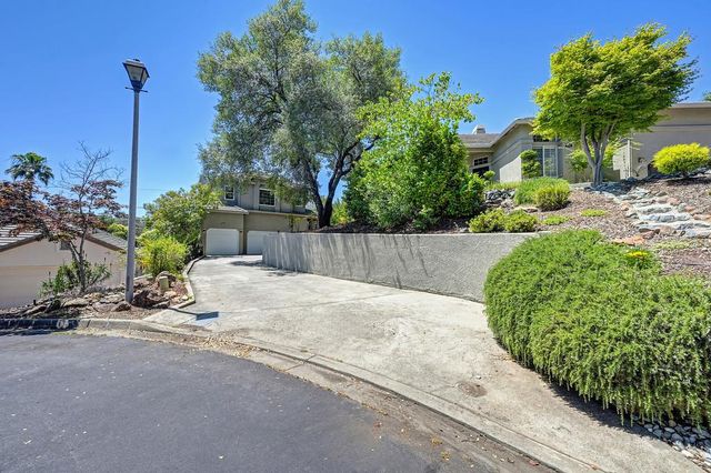 1050 Fox Run Ct, Auburn, CA 95603