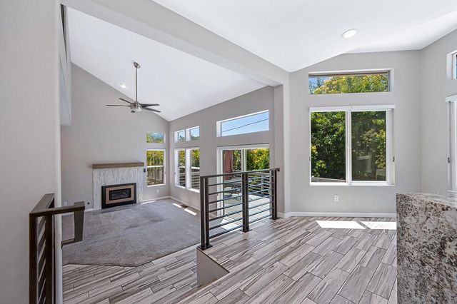 1050 Fox Run Ct, Auburn, CA 95603
